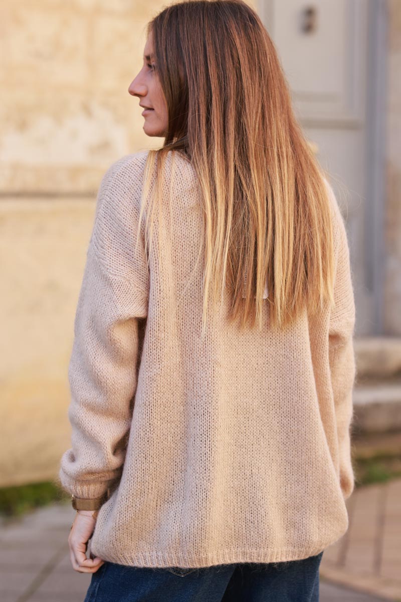 Pull beige en maille mohair col v