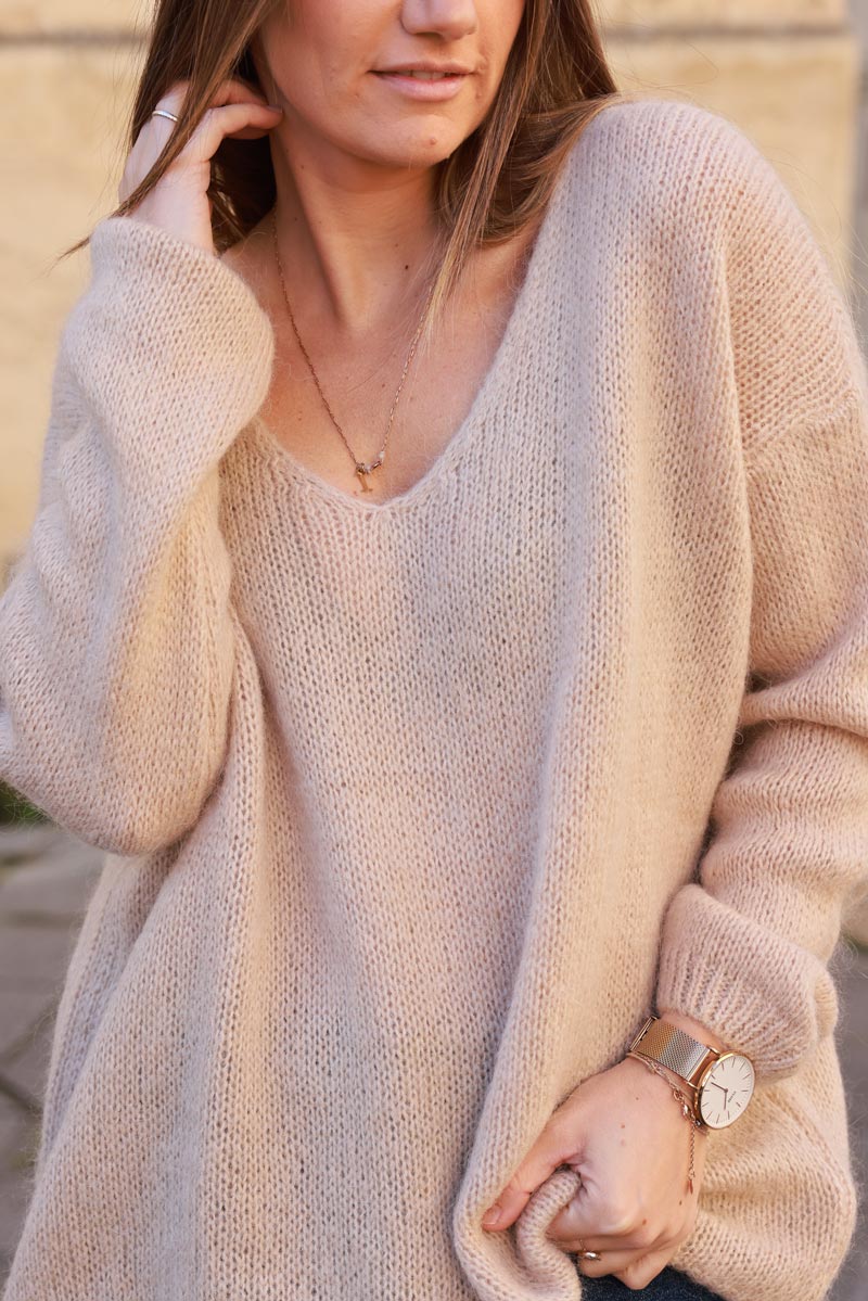 Pull beige en maille mohair col v