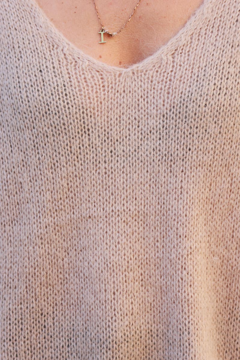 Pull beige en maille mohair col v