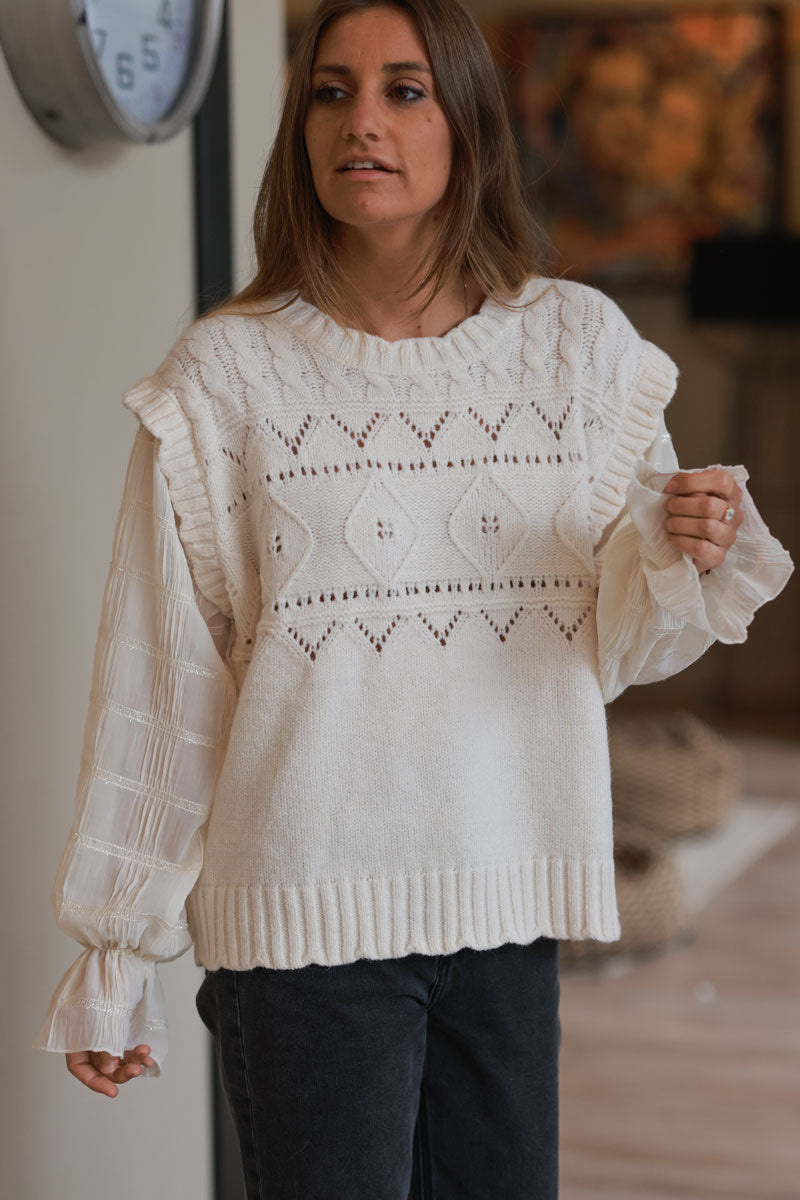 Pull beige en maille motifs relief et ajouré manches en voilage