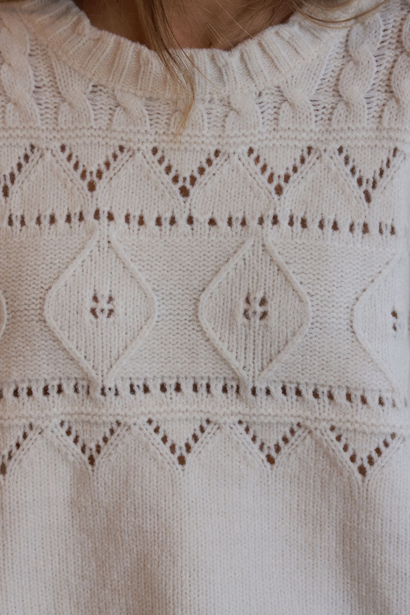 Pull beige en maille motifs relief et ajouré manches en voilage