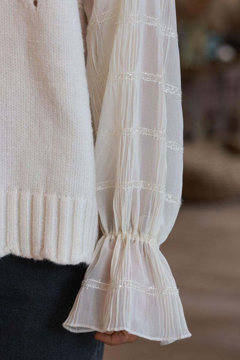 Pull beige en maille motifs relief et ajouré manches en voilage