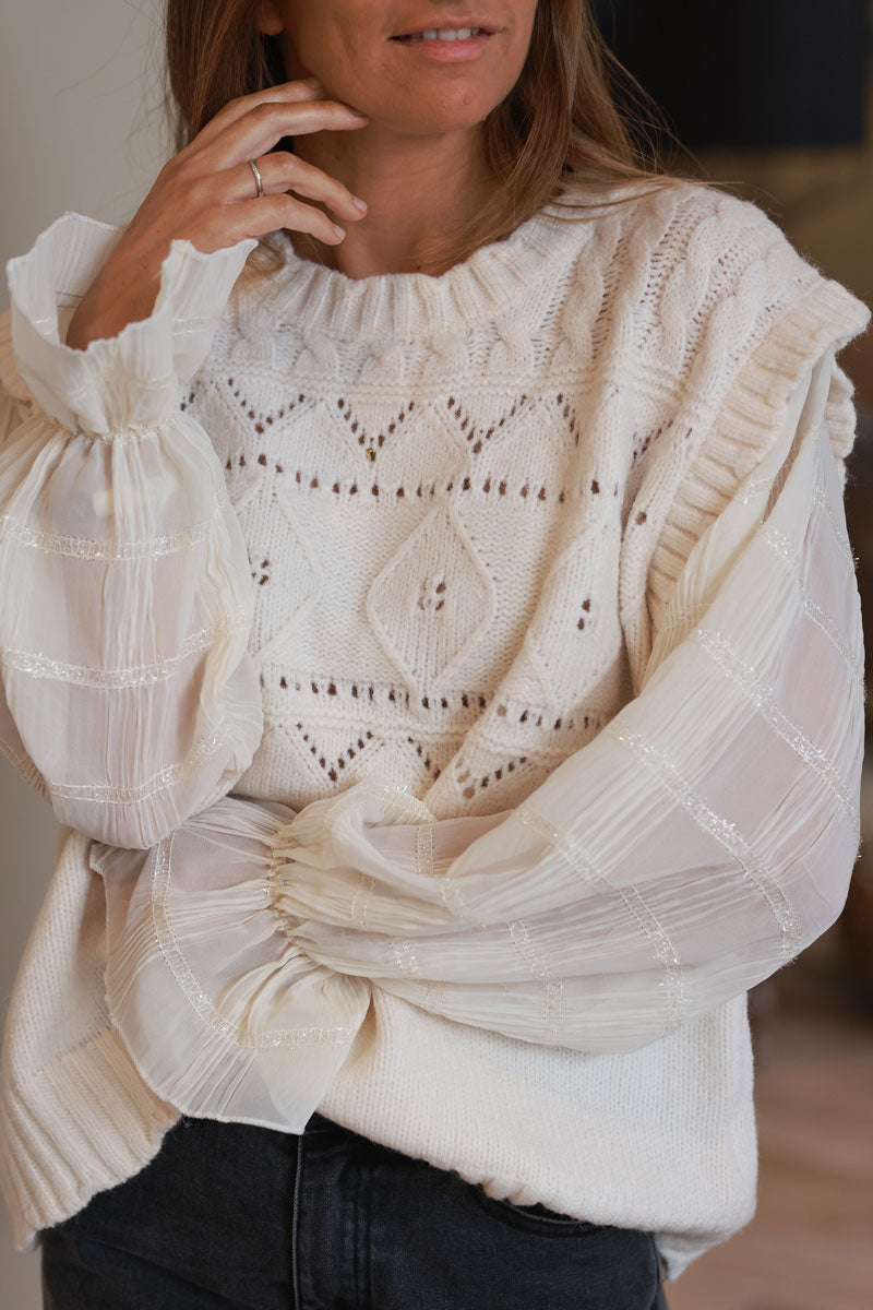 Pull beige en maille motifs relief et ajouré manches en voilage