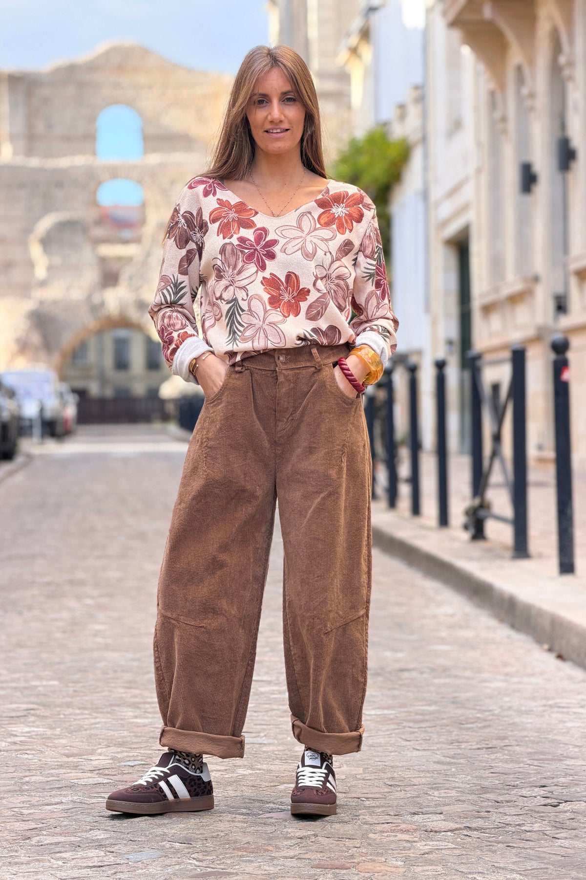 Pull beige en petite maille imprimé fleurs tons automne aubergine marron et kaki
