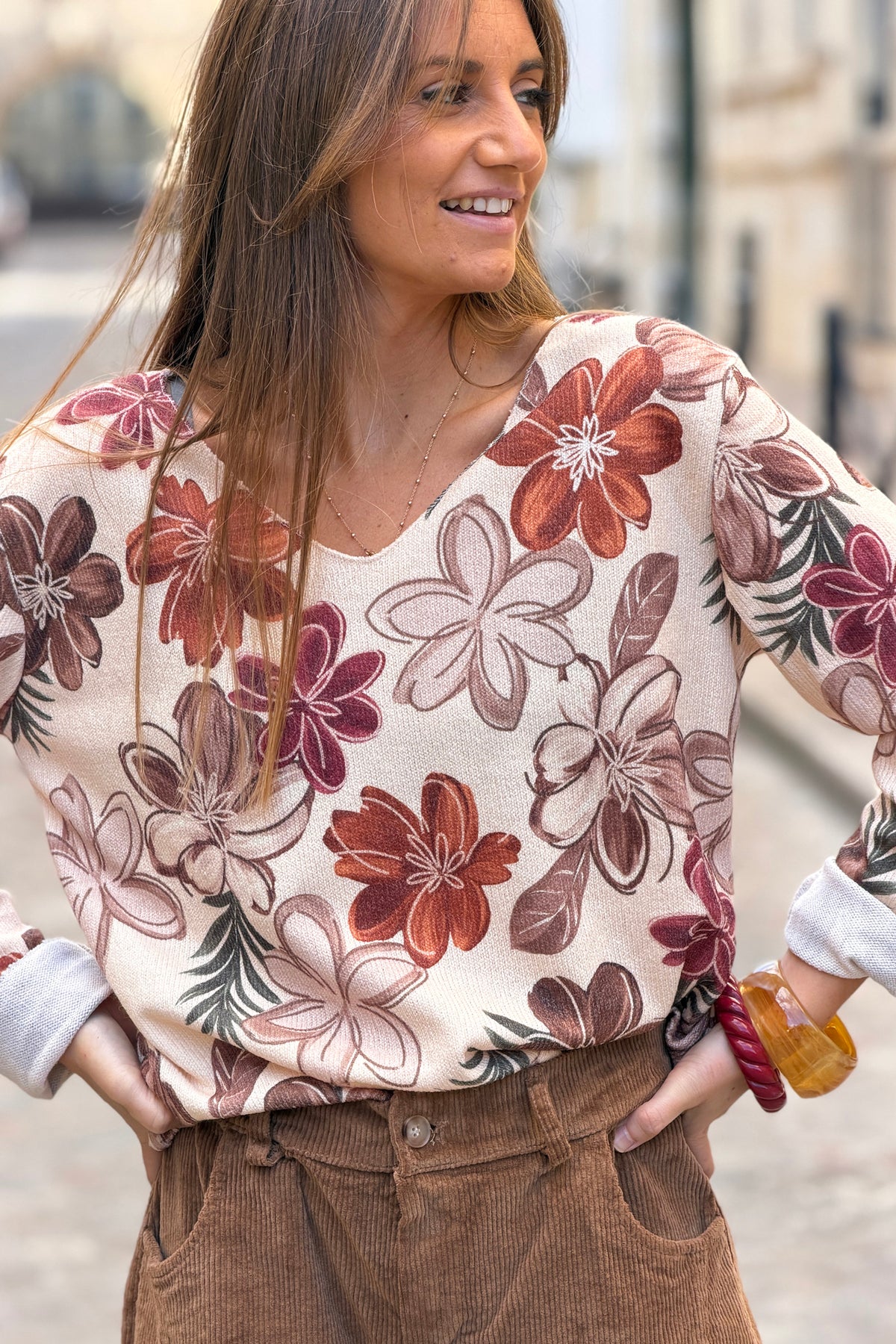 Pull beige en petite maille imprimé fleurs tons automne aubergine marron et kaki