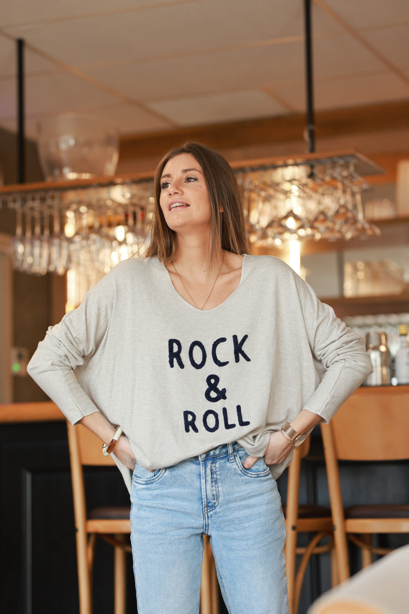 Pull beige jersey doux rock and roll relief éponge