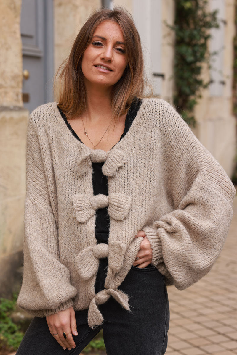 Pull beige moelleux en grosse maille avec nœuds