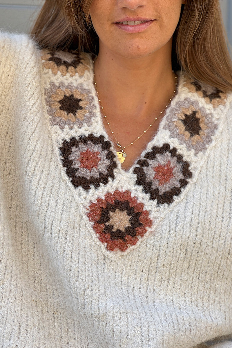 Pull beige moelleux en grosse maille col v motifs style crochet taupe et marron