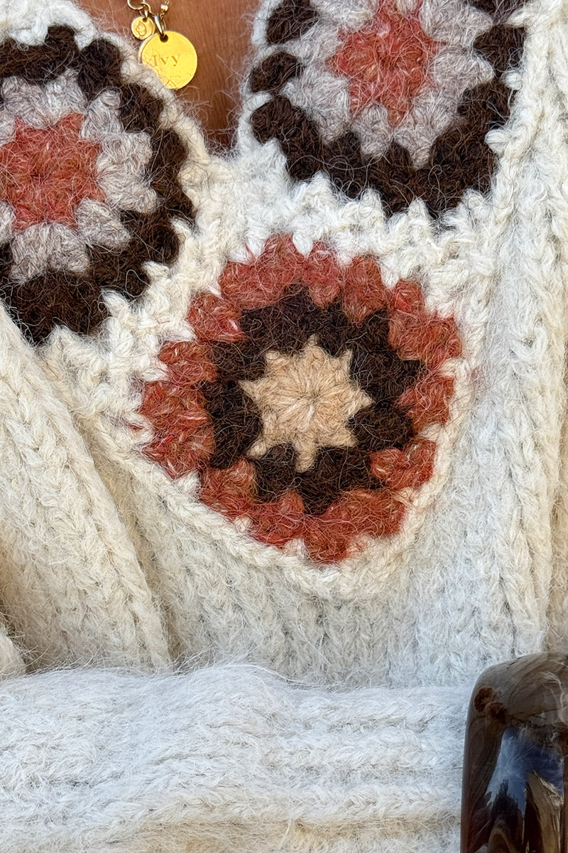 Pull beige moelleux en grosse maille col v motifs style crochet taupe et marron