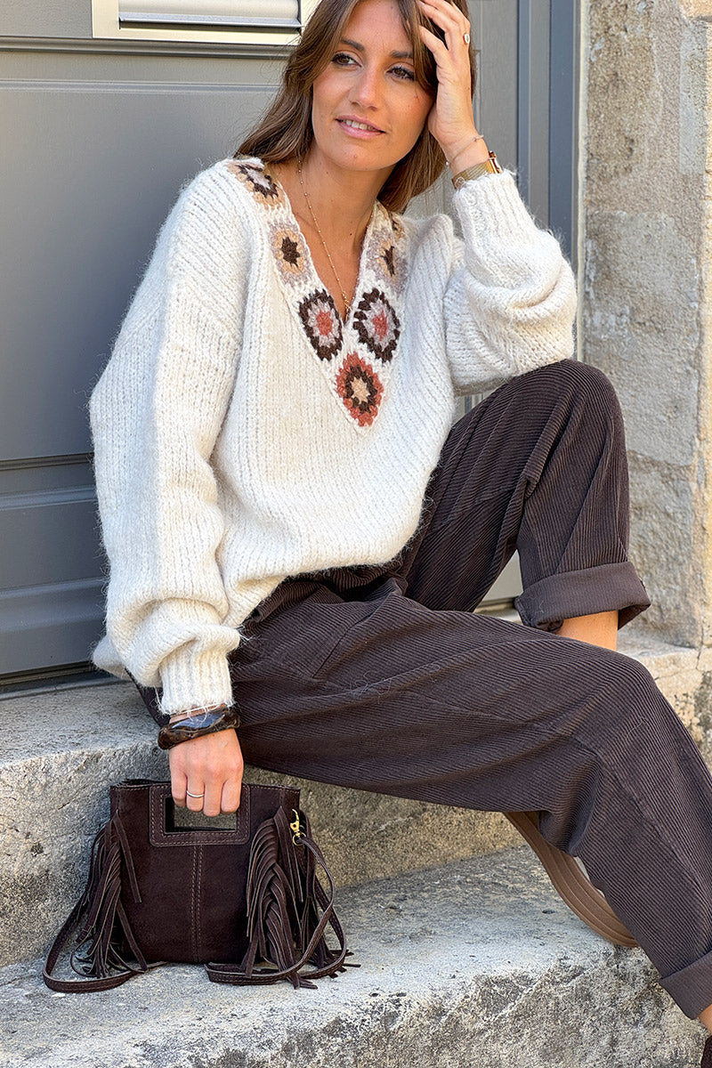 Pull beige moelleux en grosse maille col v motifs style crochet taupe et marron