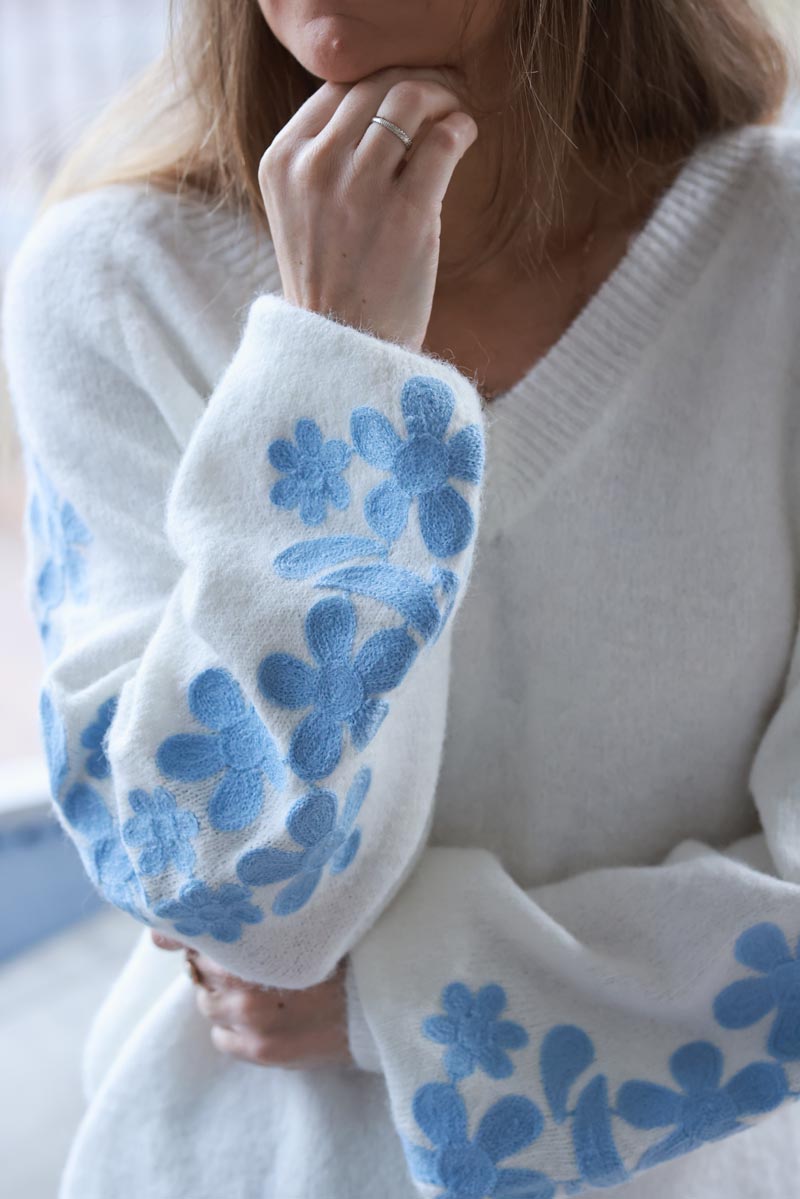 Pull blanc cassé col v côtelé broderie fleurs bleues sur les manches