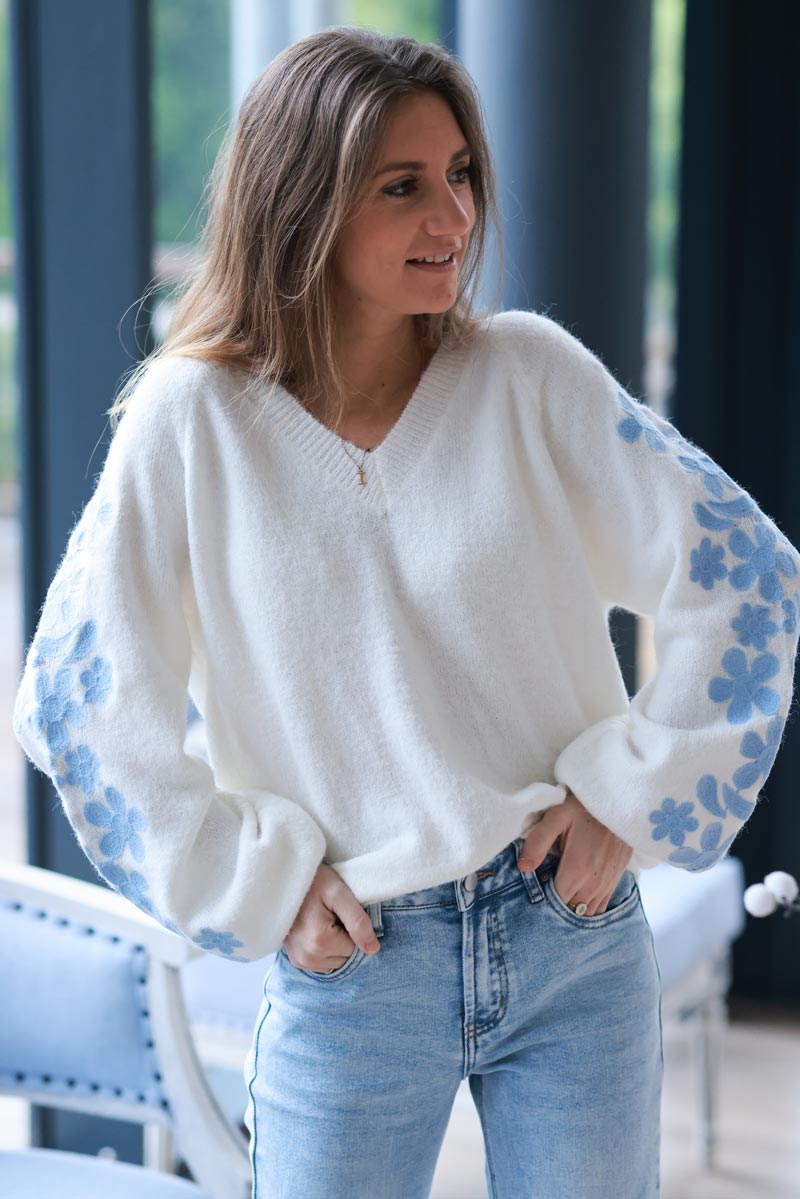 Pull blanc cassé col v côtelé broderie fleurs bleues sur les manches