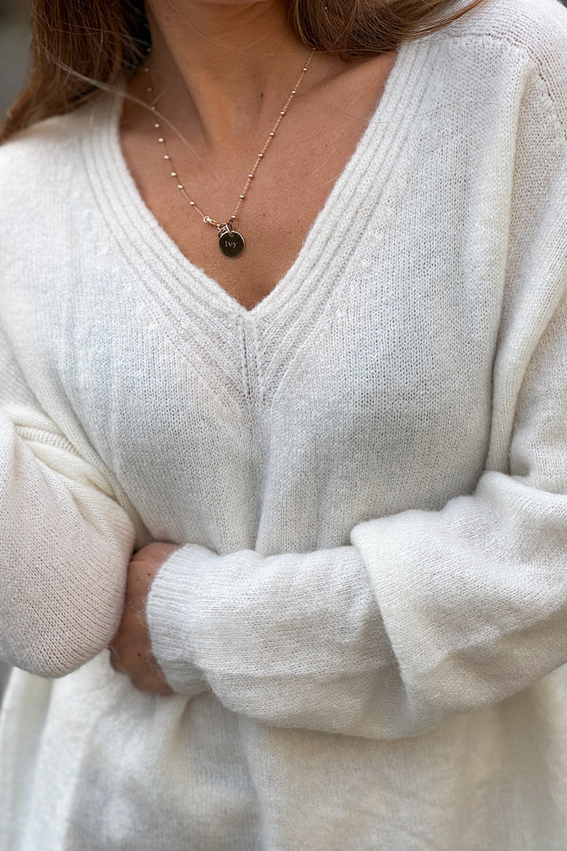 Pull blanc cassé en maille alpaga tout doux détail col v