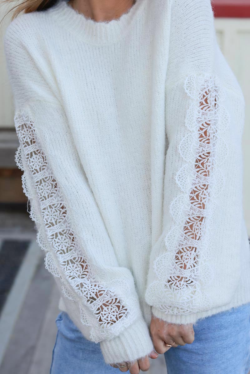 Pull blanc cassé en maille détail dentelle ajourée sur les manches