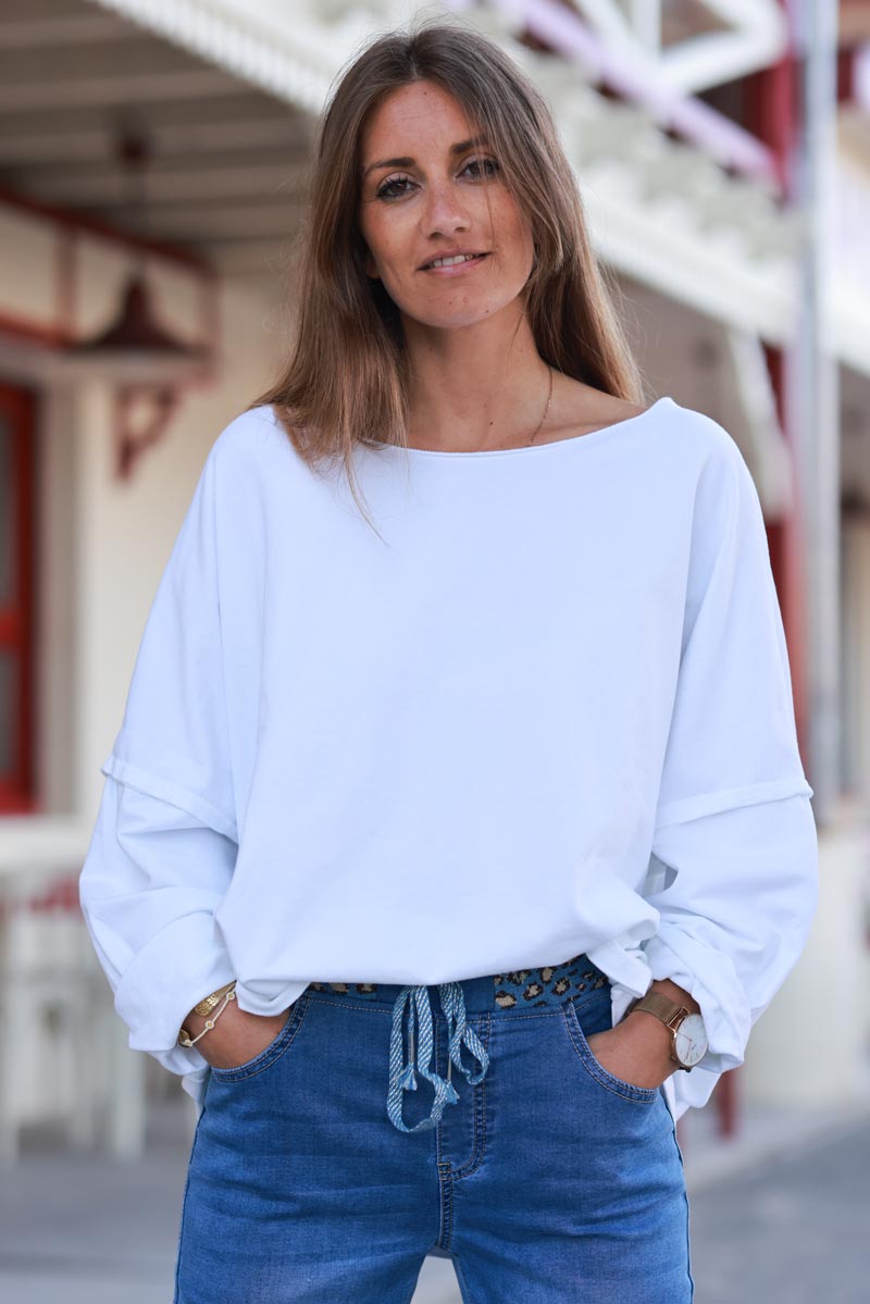 Pull blanc cassé large oversize col rond en coton stretch coutures apparentes