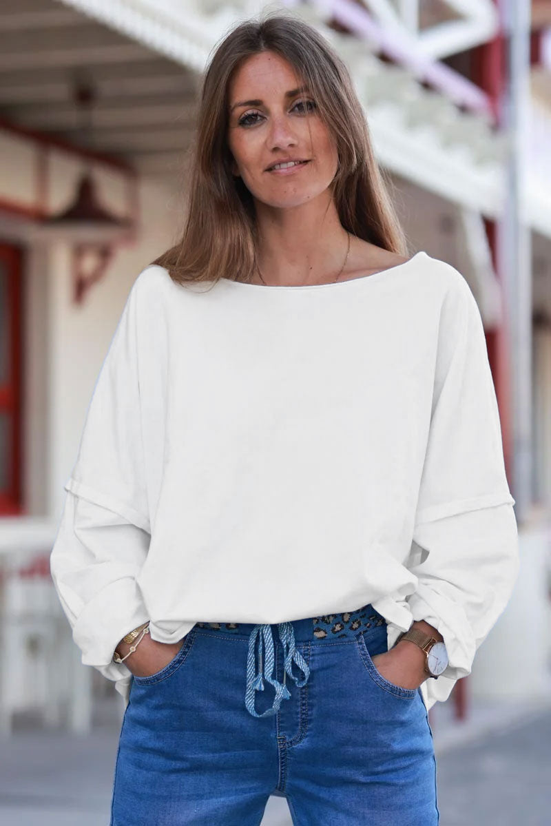 Suéter oversize de cuello redondo en algodón elástico de color blanco roto con costuras visibles