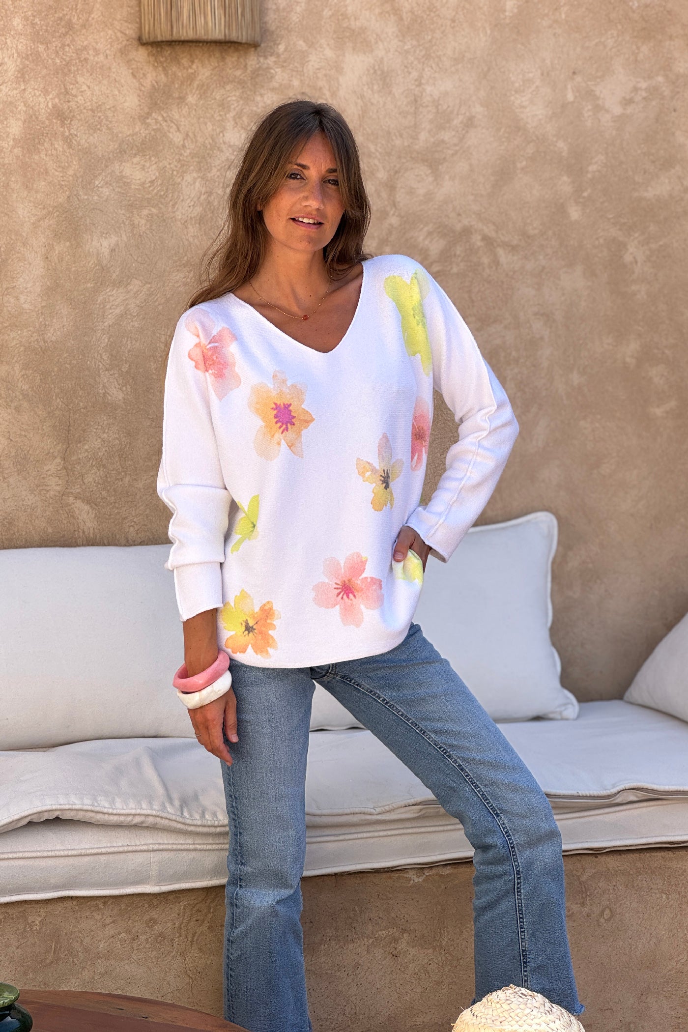 Pull blanc cassé tout doux motifs fleurs aquarelle tons orange et jaunes