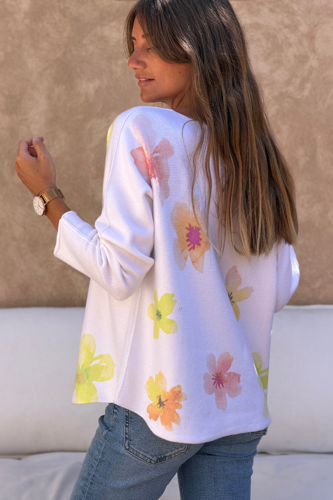 Pull blanc cassé tout doux motifs fleurs aquarelle tons orange et jaunes