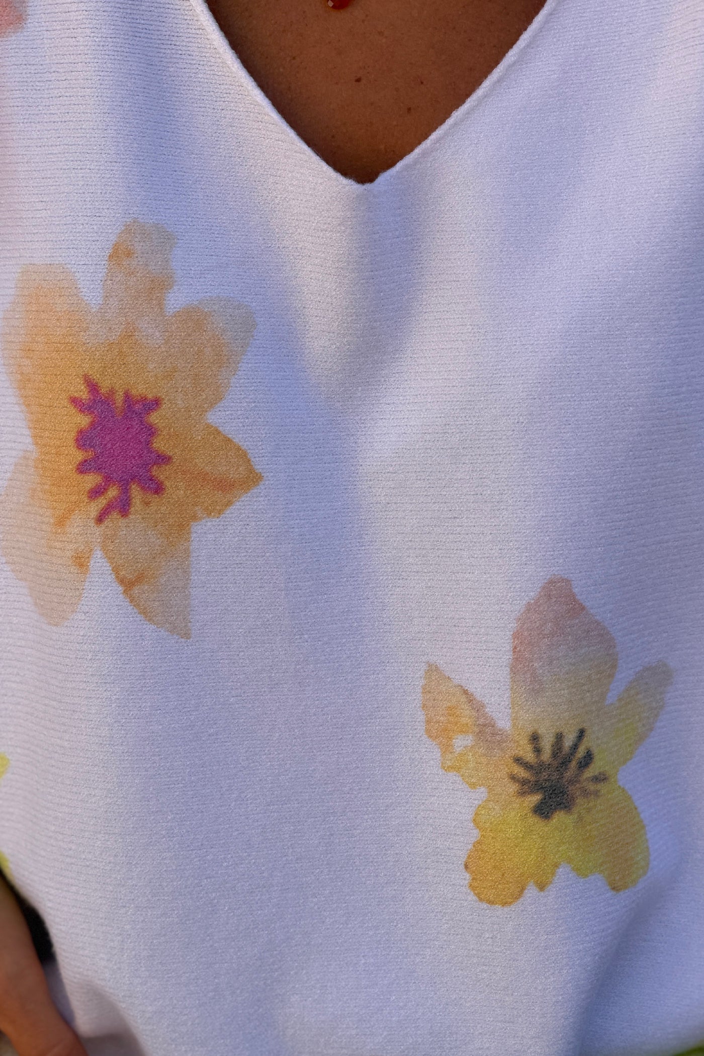 Pull blanc cassé tout doux motifs fleurs aquarelle tons orange et jaunes