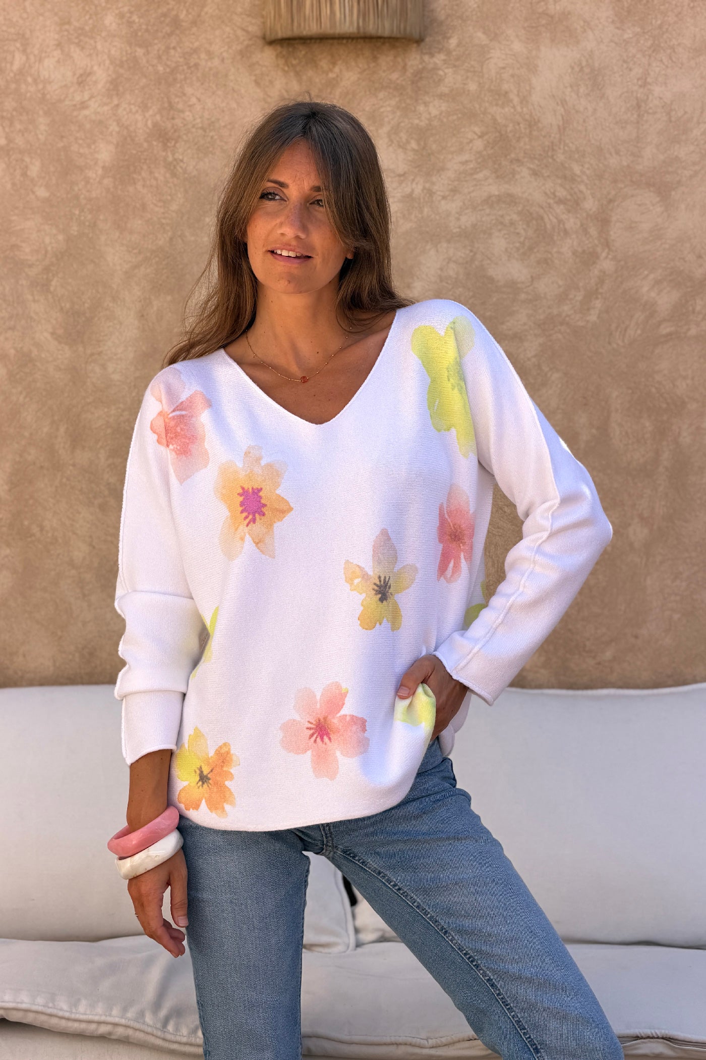Pull blanc cassé tout doux motifs fleurs aquarelle tons orange et jaunes