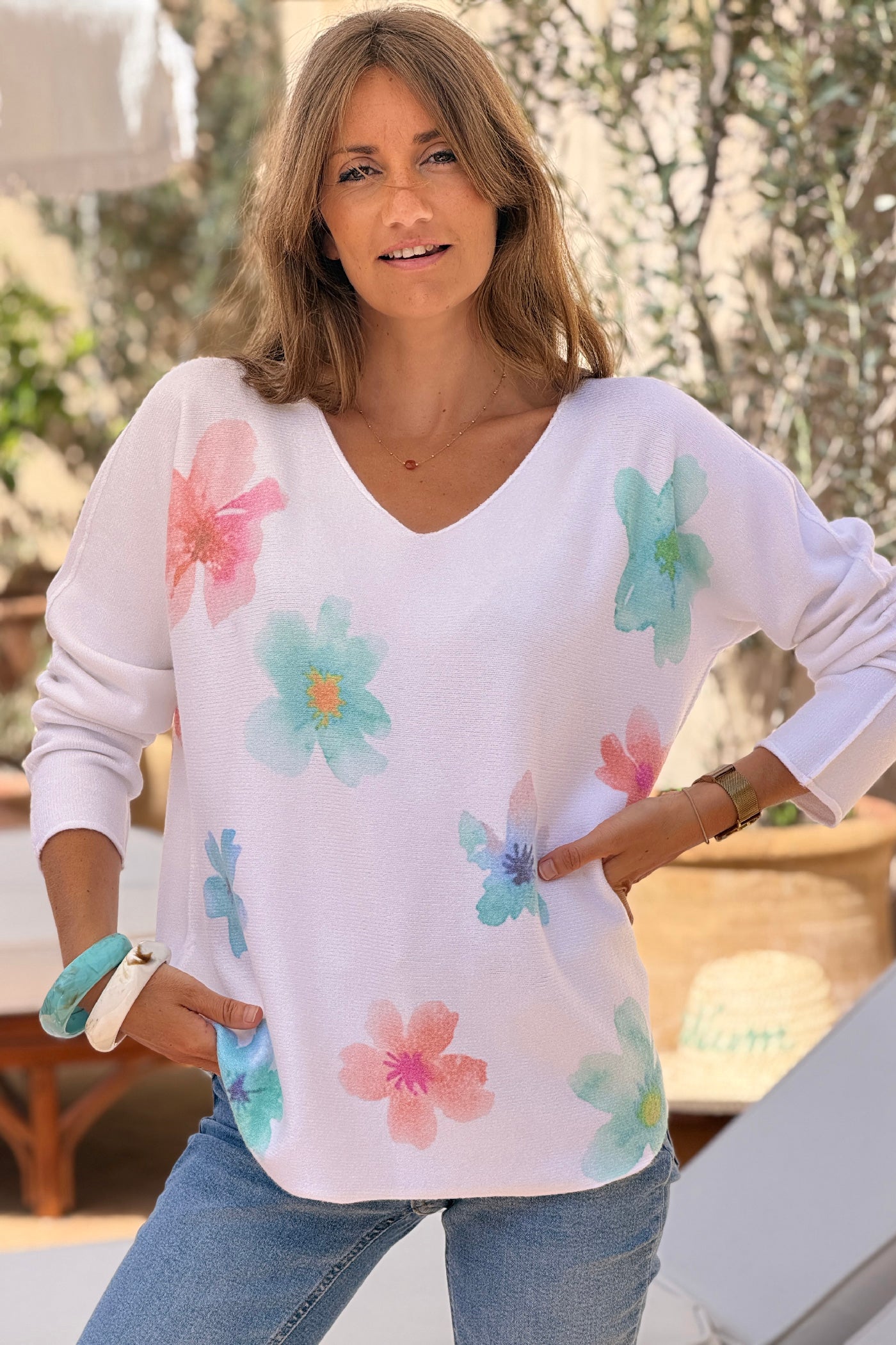 Pull blanc cassé tout doux motifs fleurs aquarelle tons rose et vert d'eau