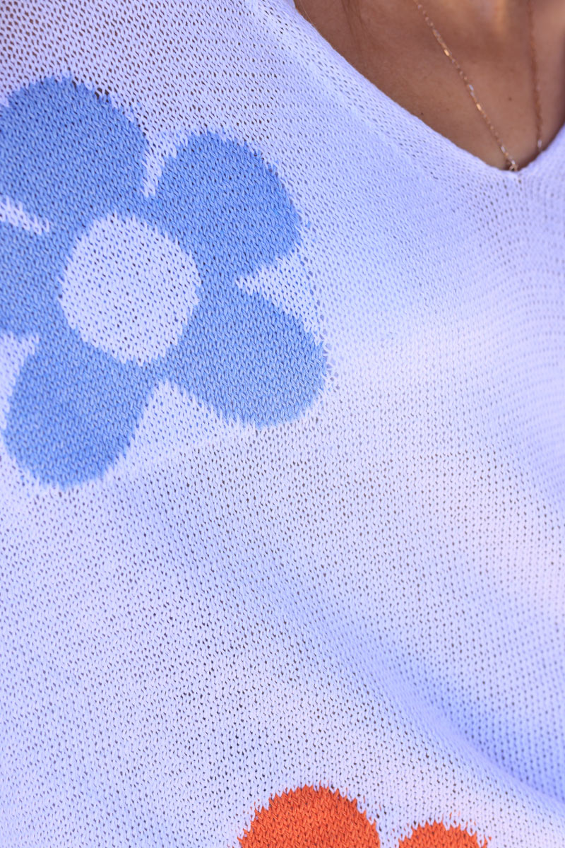 Pull blanc en maille coton fleurs colorées col v