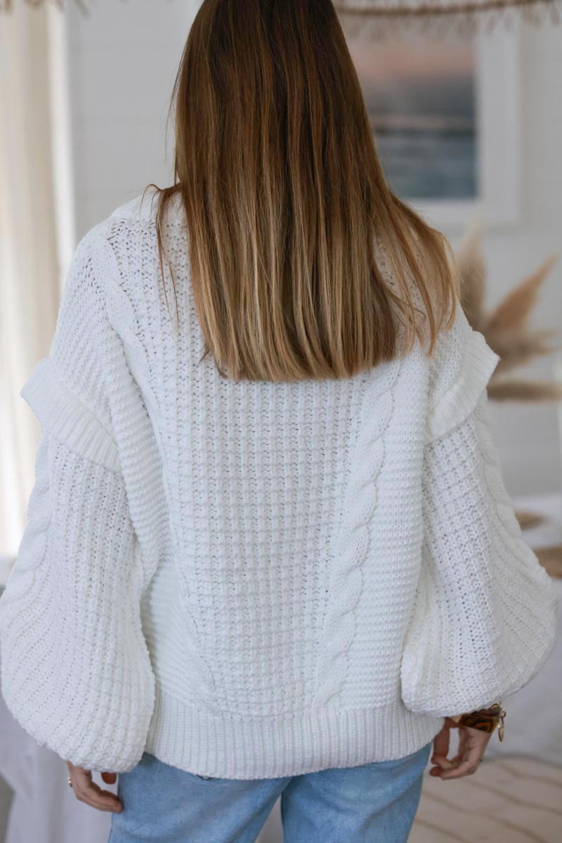 Pull blanc très grosse maille mohair point mousse et torsades col v