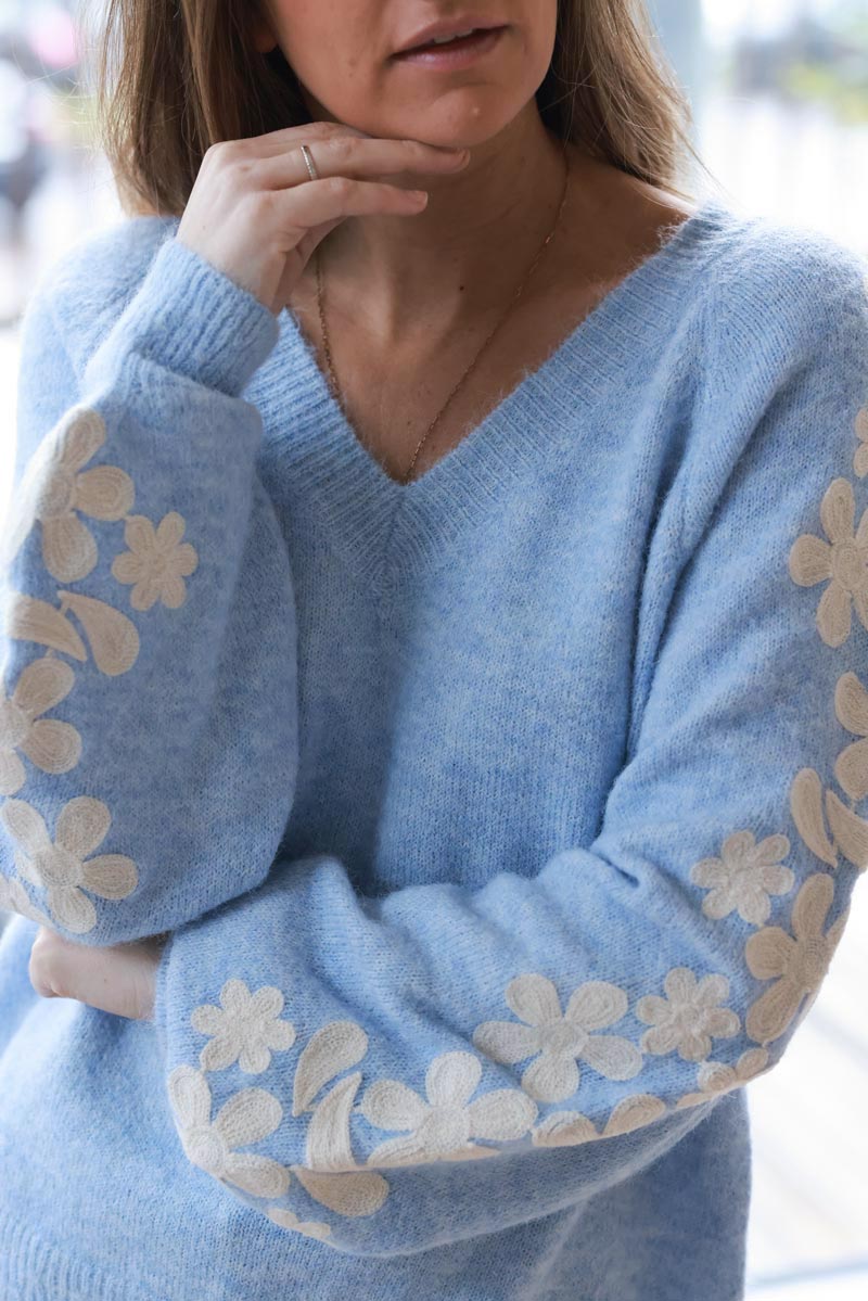 Pull bleu ciel col v côtelé broderie fleurs écrues sur les manches