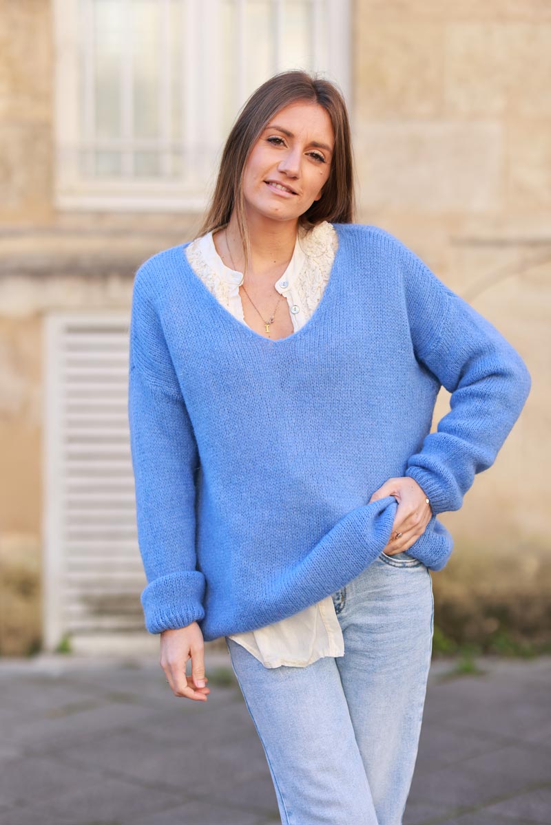 Pull bleu jean clair en maille mohair col v