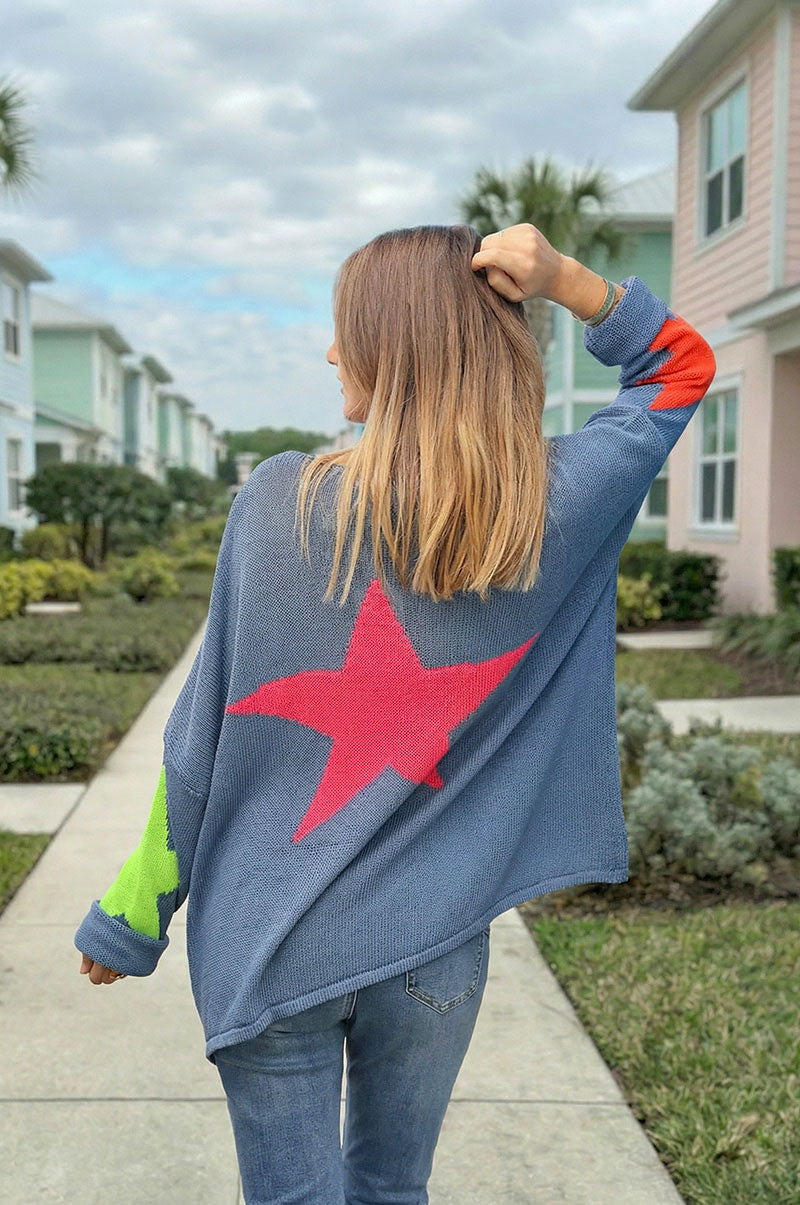 Pull bleu jean en maille coton étoiles colorées dos et manches