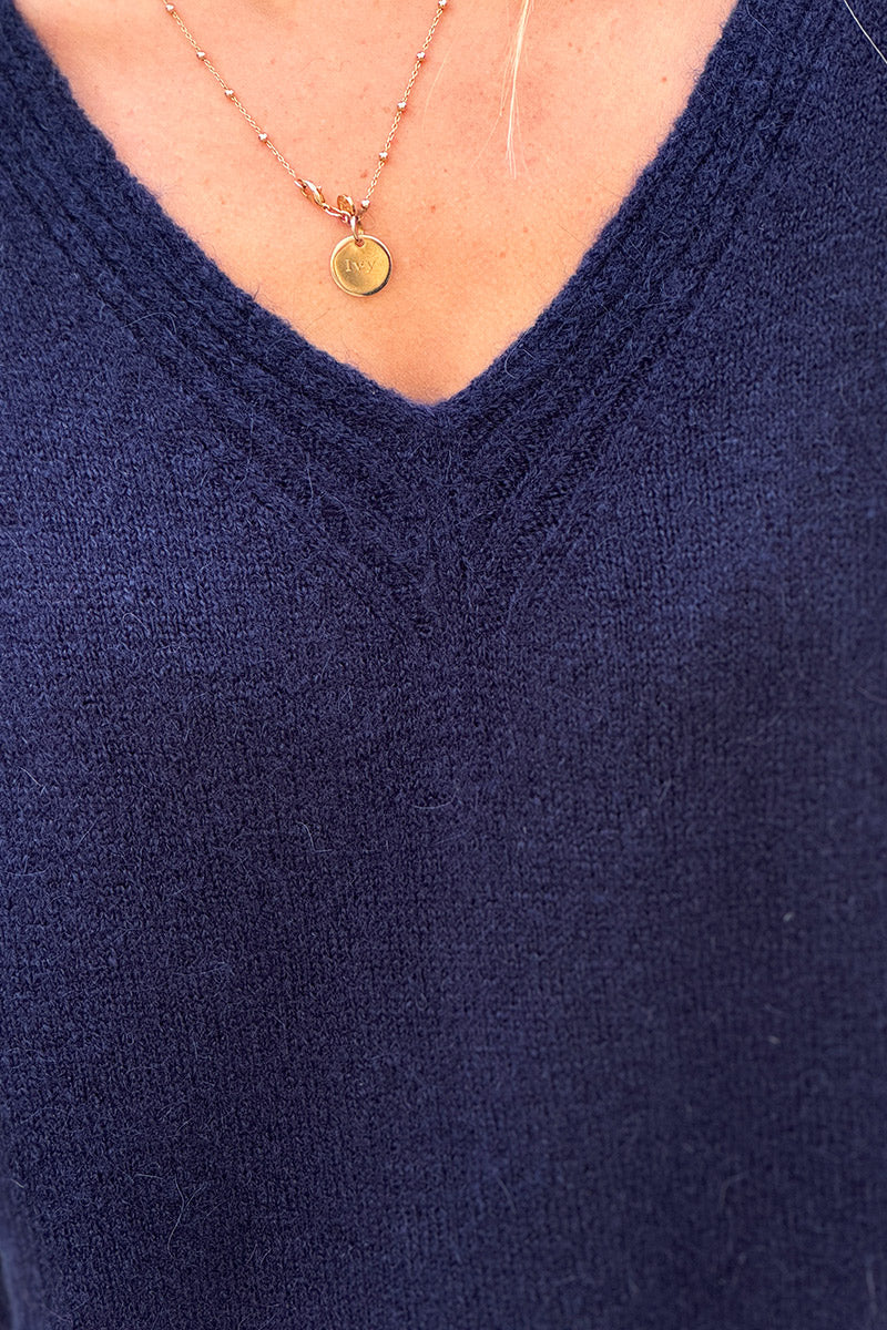 Pull bleu marine en maille alpaga tout doux détail col v