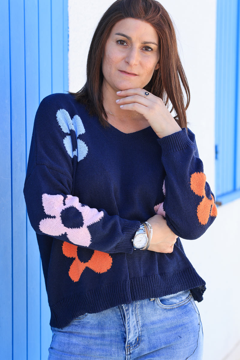 Jersey de punto de algodón azul marino con flores de colores y cuello en pico
