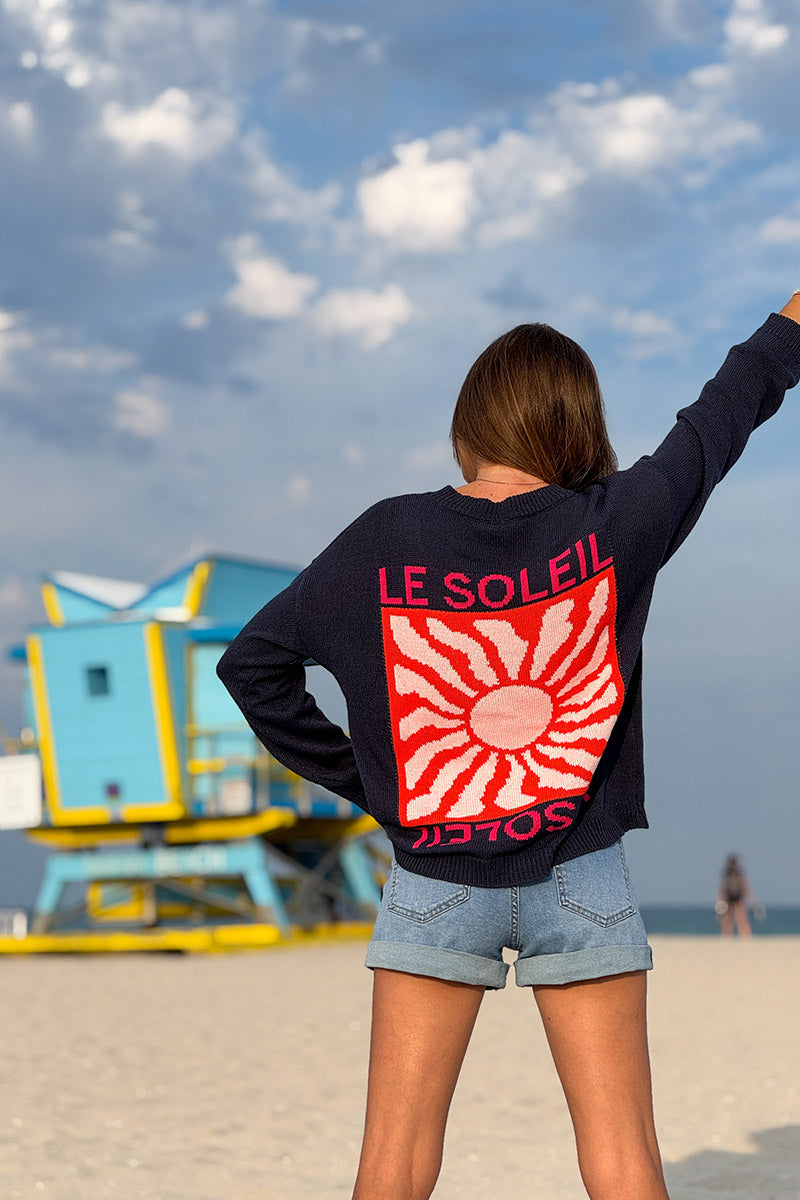 Pull bleu marine en maille coton mélangé motif Le Soleil coloré au dos