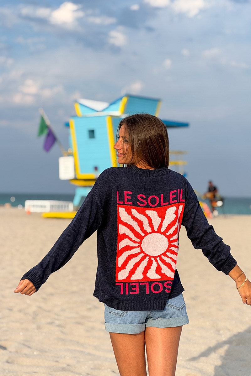 Pull bleu marine en maille coton mélangé motif Le Soleil coloré au dos