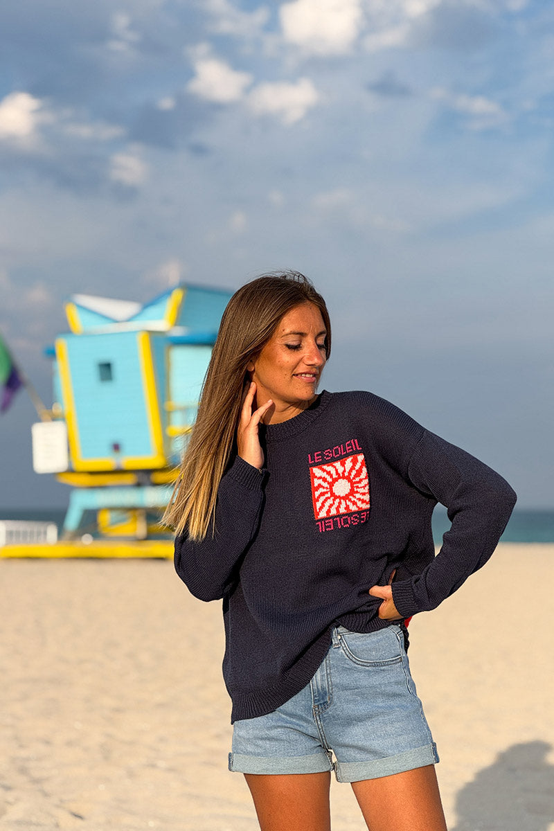 Pull bleu marine en maille coton mélangé motif Le Soleil coloré au dos