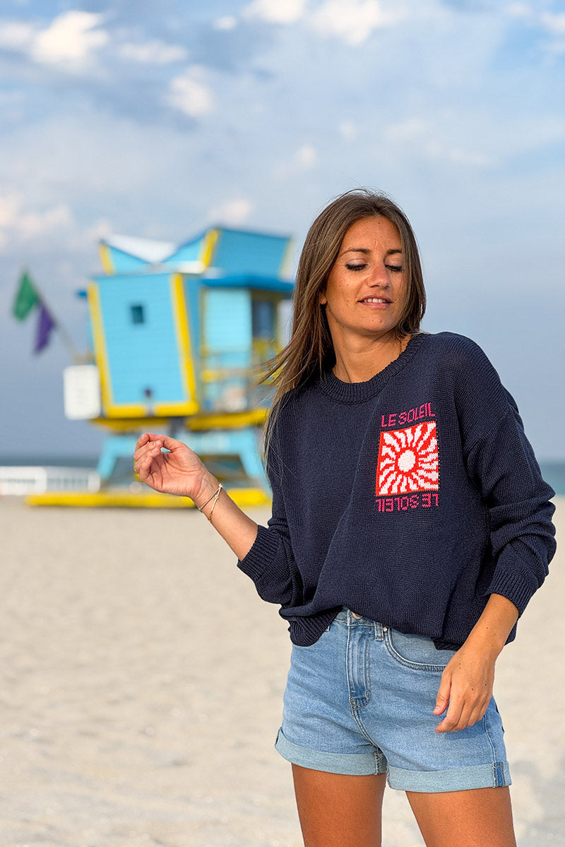 Pull bleu marine en maille coton mélangé motif Le Soleil coloré au dos