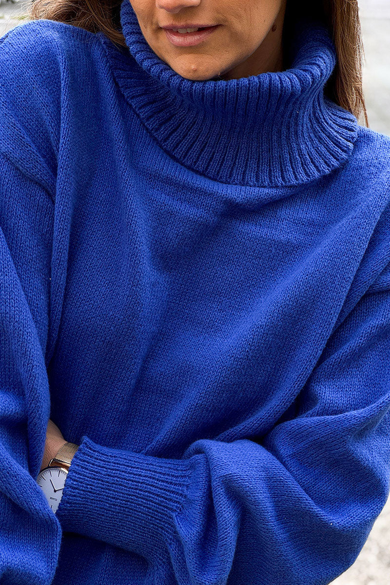 Pull bleu roi en maille col roulé côtelé et manches resserrées