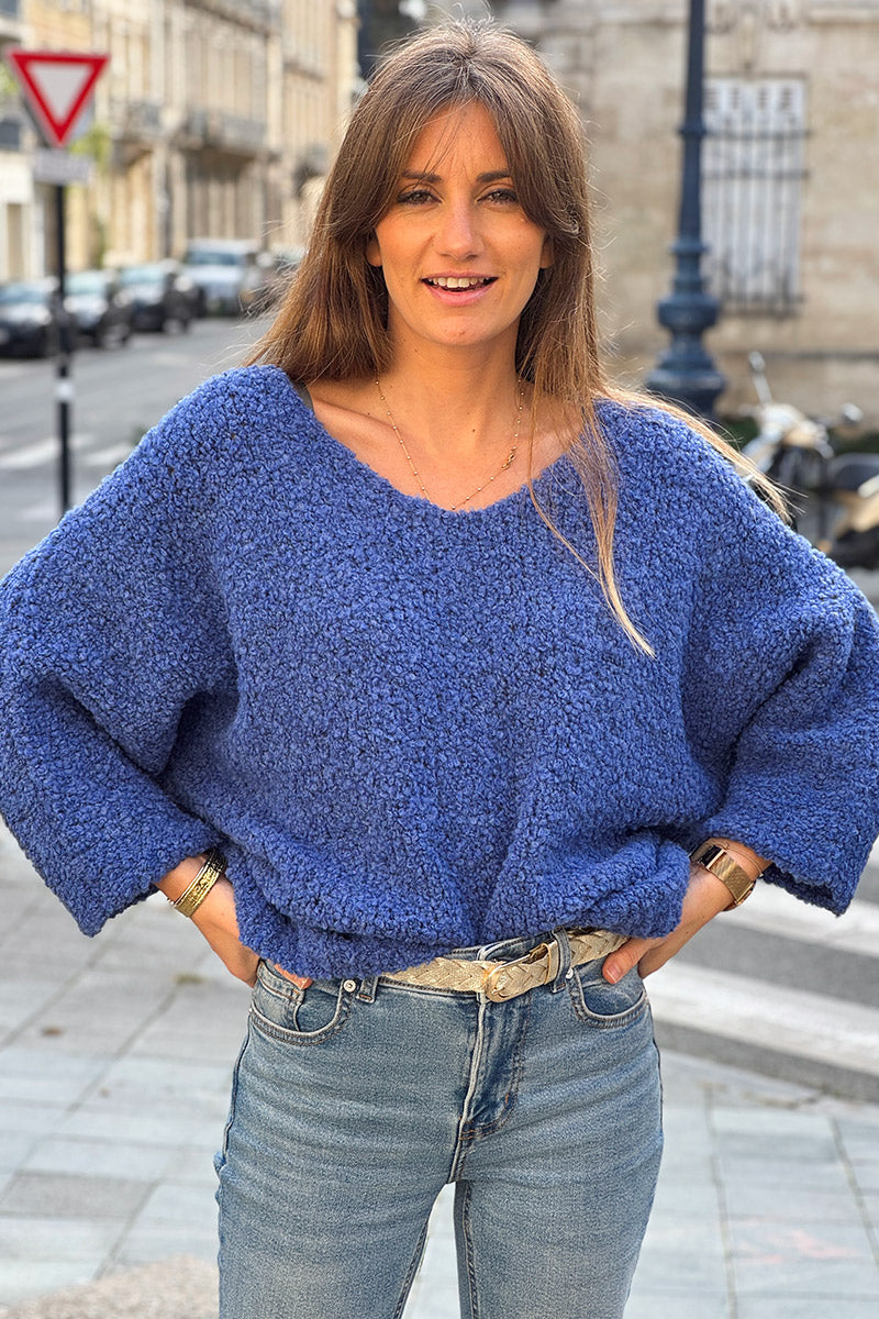 Suéter azul marino de punto grueso de alpaca bouclé con mangas murciélago y cuello en V