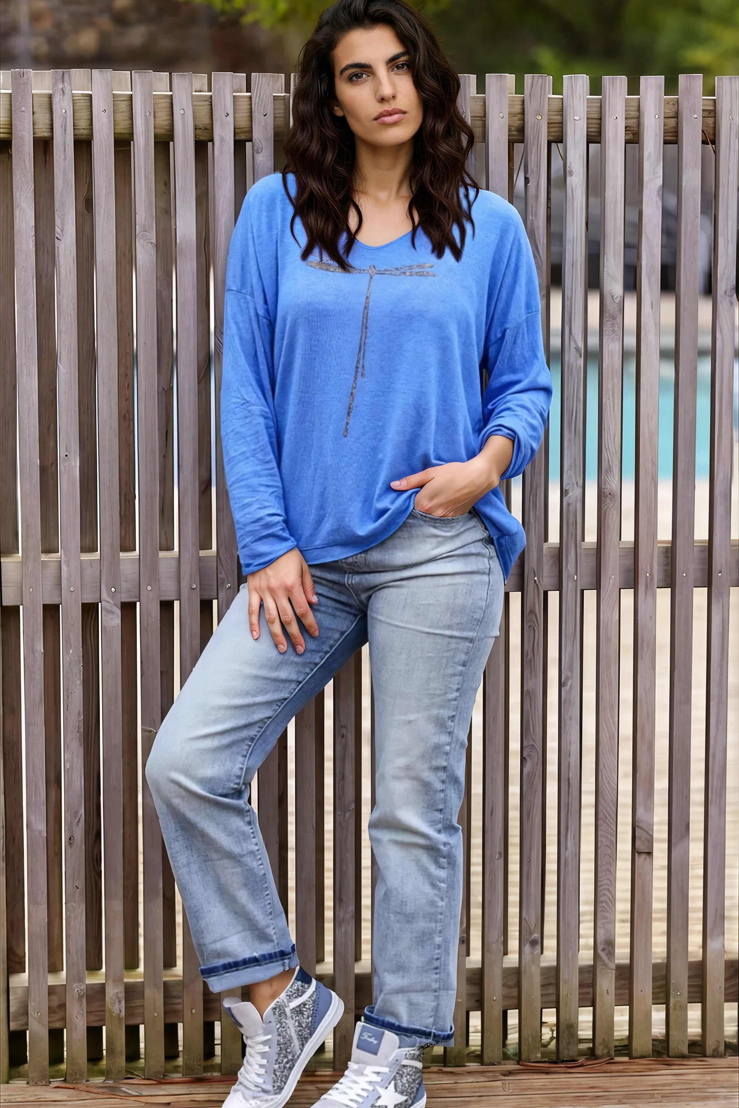 Pull bleu roi col V libellule