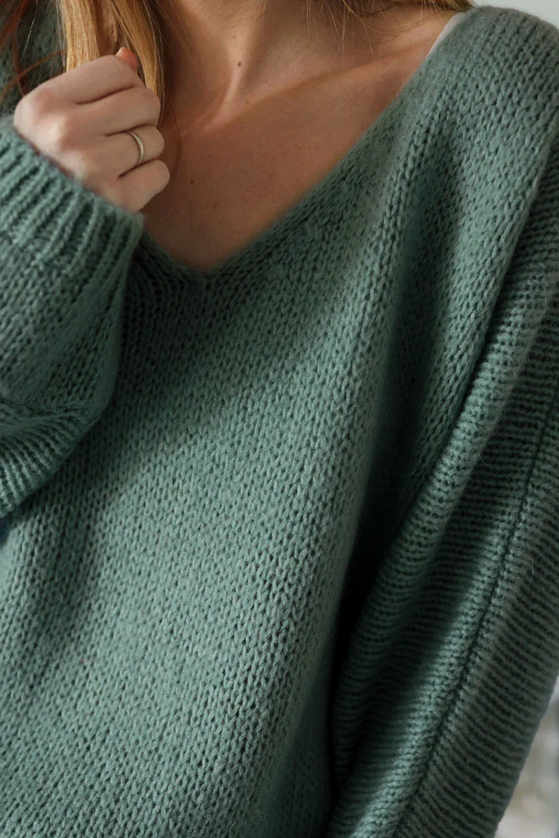 Pull vert céladon en maille col v manches chauve souris