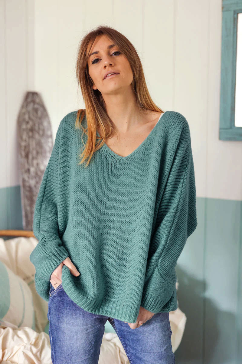 Jersey de punto verde celadón con cuello de pico y manga murciélago