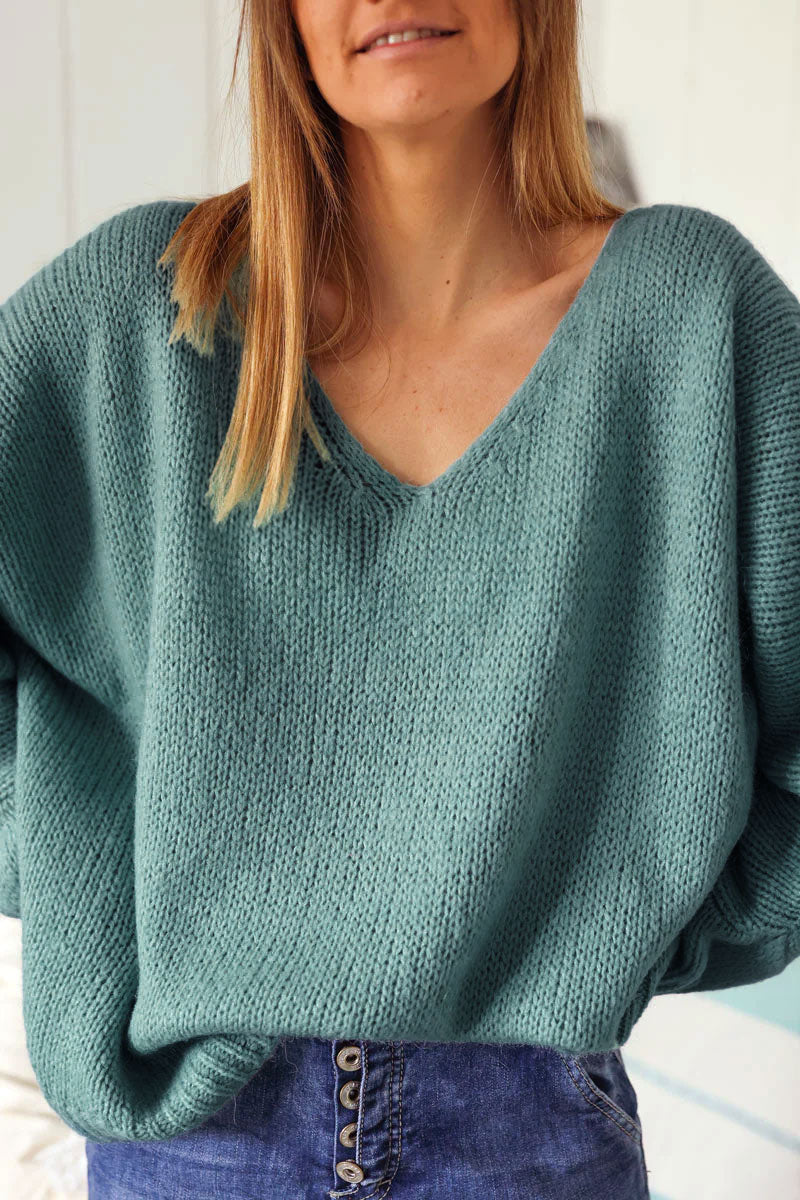 Jersey de punto verde celadón con cuello de pico y manga murciélago