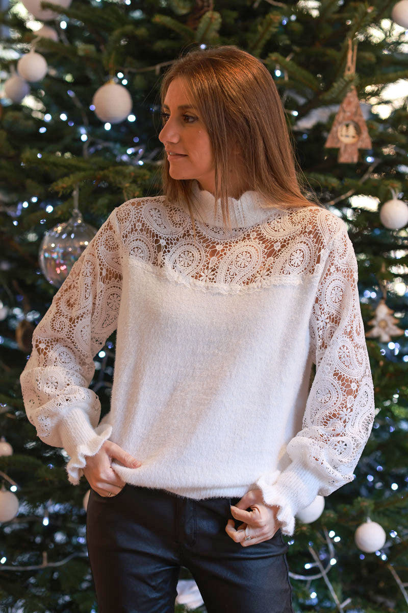 Pull douillet blanc cassé col cheminée et manches dentelle