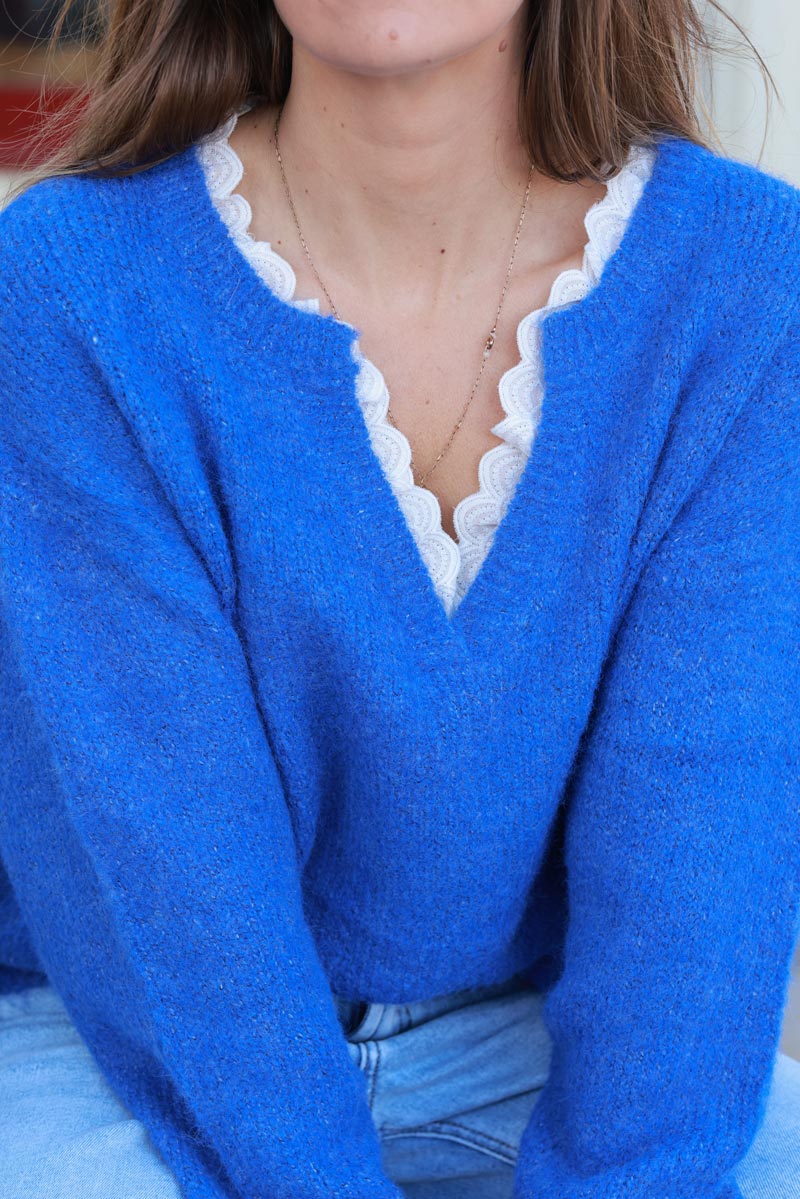 Pull doux bleu roi détail dentelle broderie anglaise au col