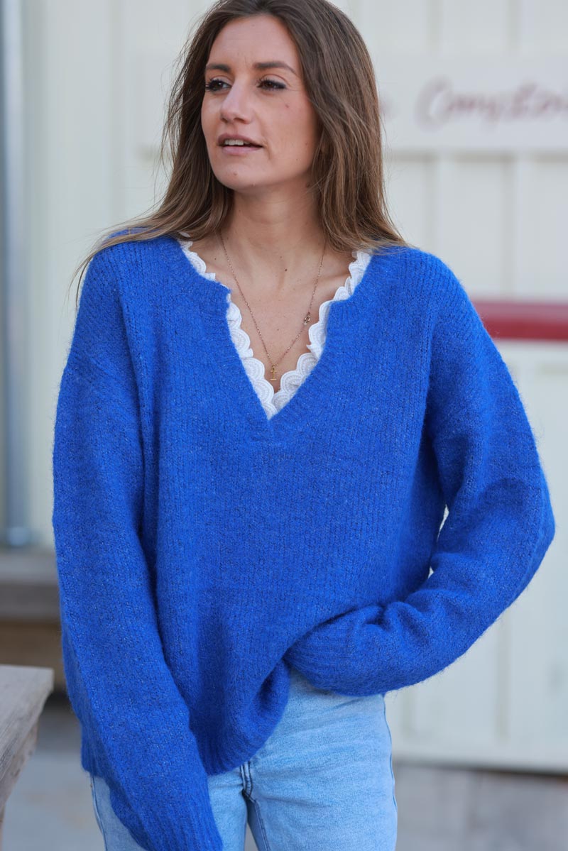 Pull doux bleu roi détail dentelle broderie anglaise au col