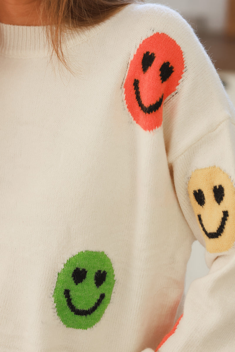 Pull doux écru motif smileys multicolores col rond côtelé