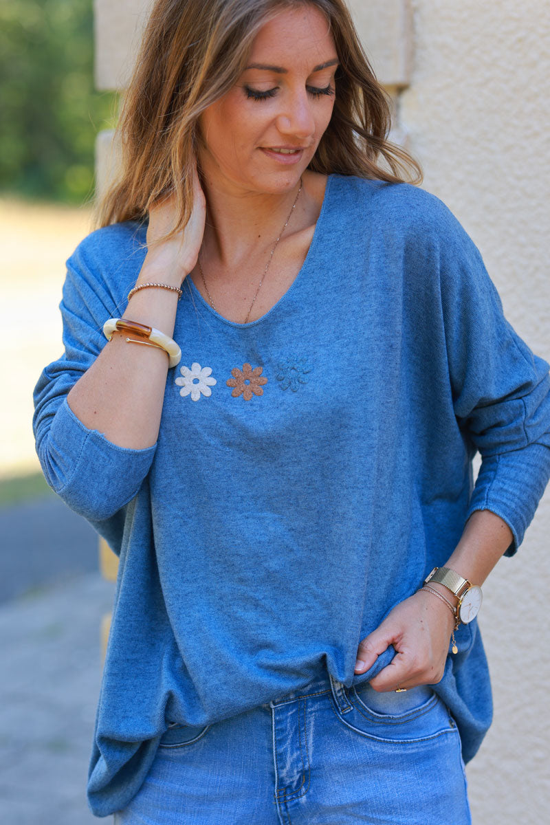 Pull doux en jersey bleu jean broderie trio fleurs blanc camel et bleu