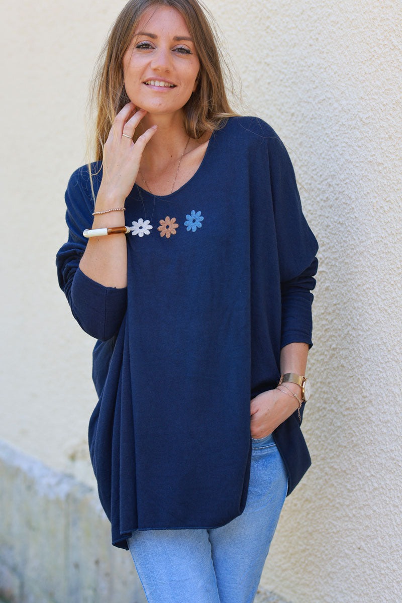 Pull doux en jersey bleu marine broderie trio fleurs blanc camel et bleu