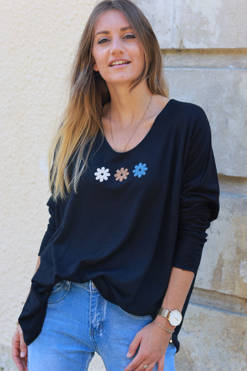 Pull doux en jersey noir broderie trio fleurs blanc camel et bleu