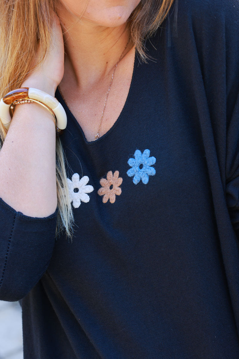 Black soft jersey jumper with trio flower in white camel and blue